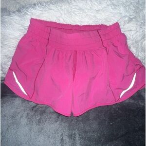 lululemon sonic pink low rise hotty hot shorts 2.5”